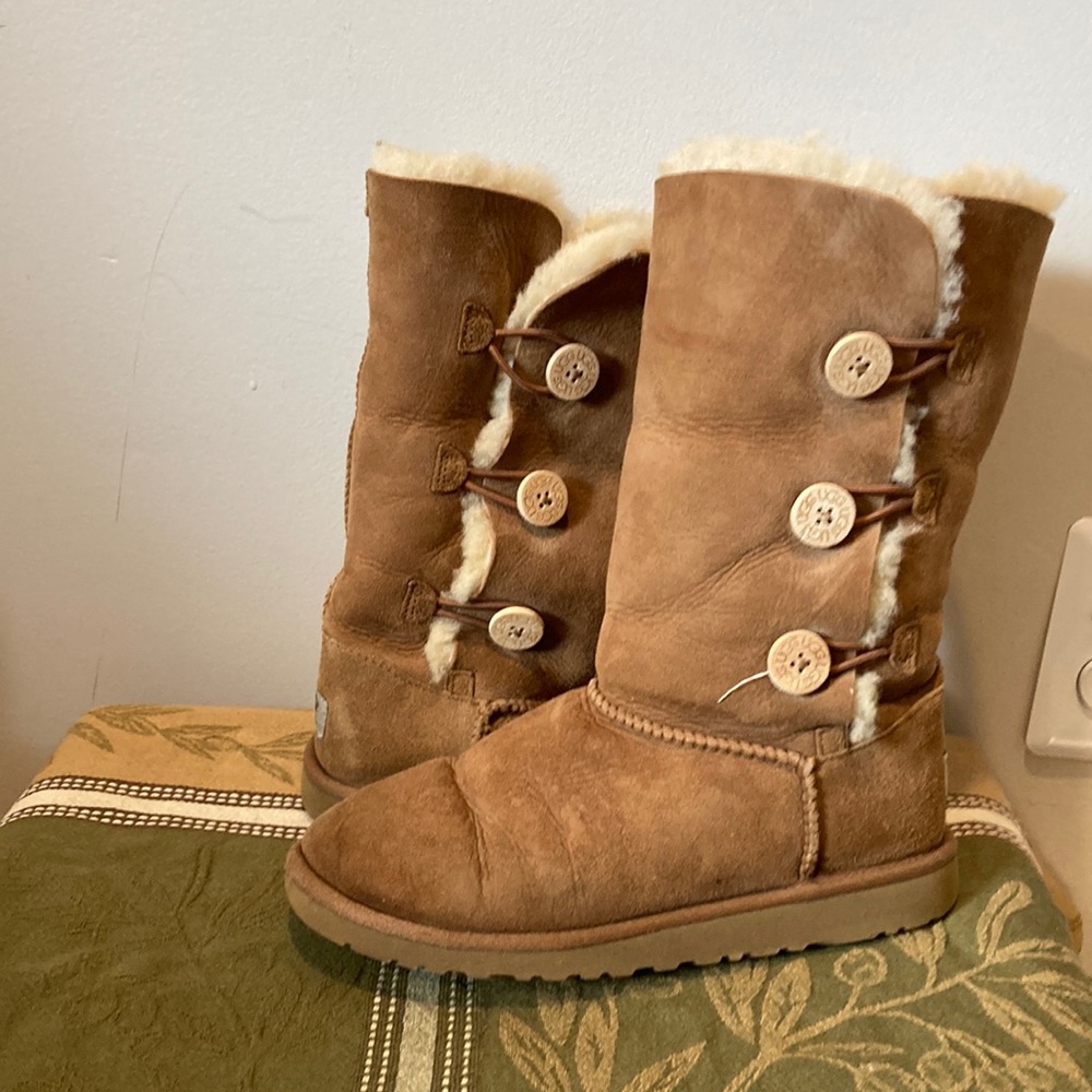 Ugg lined boots with 3 button closure